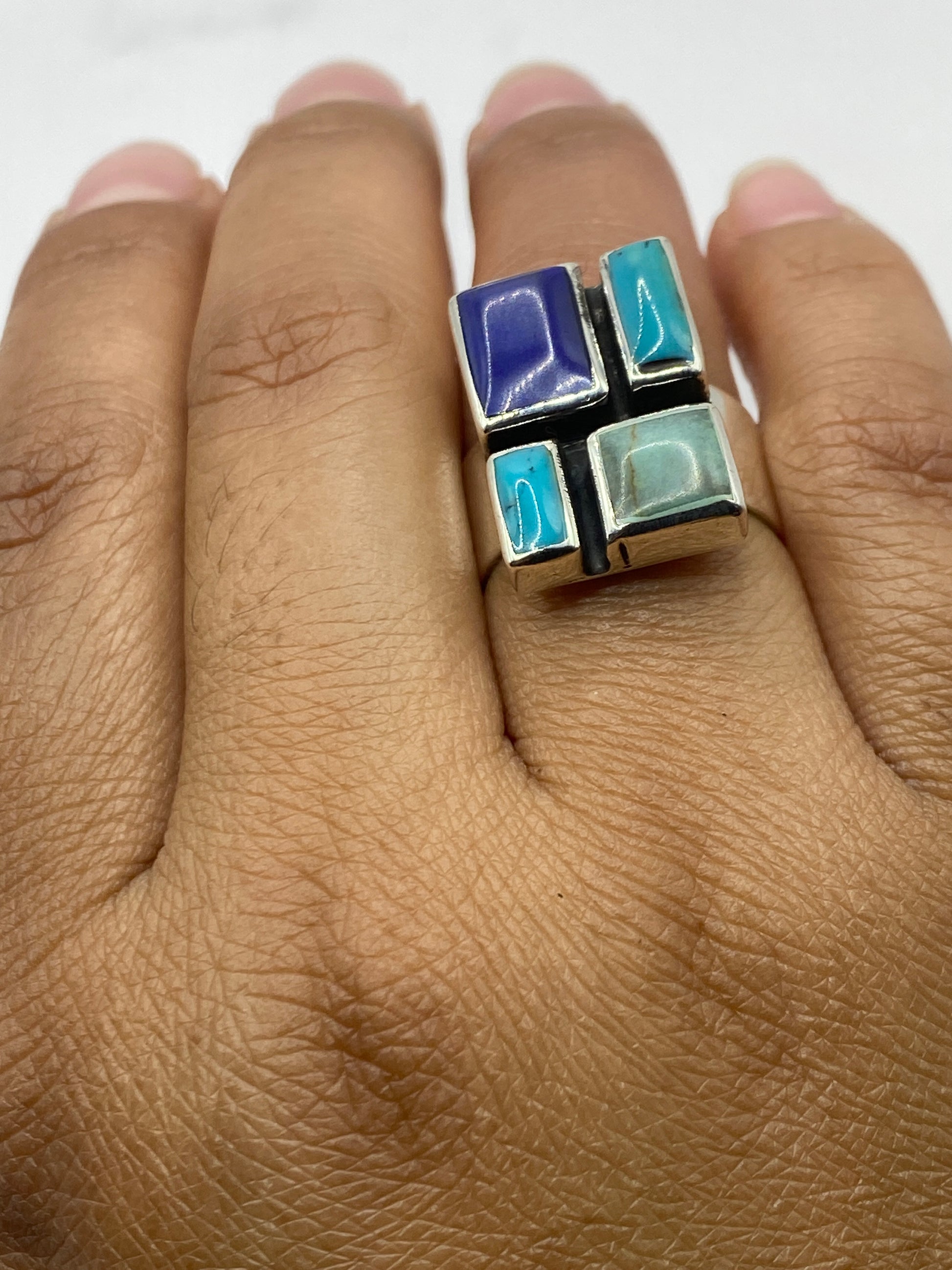 Anillo geométrico sobre fondo blanco con sello 925 visible en la banda