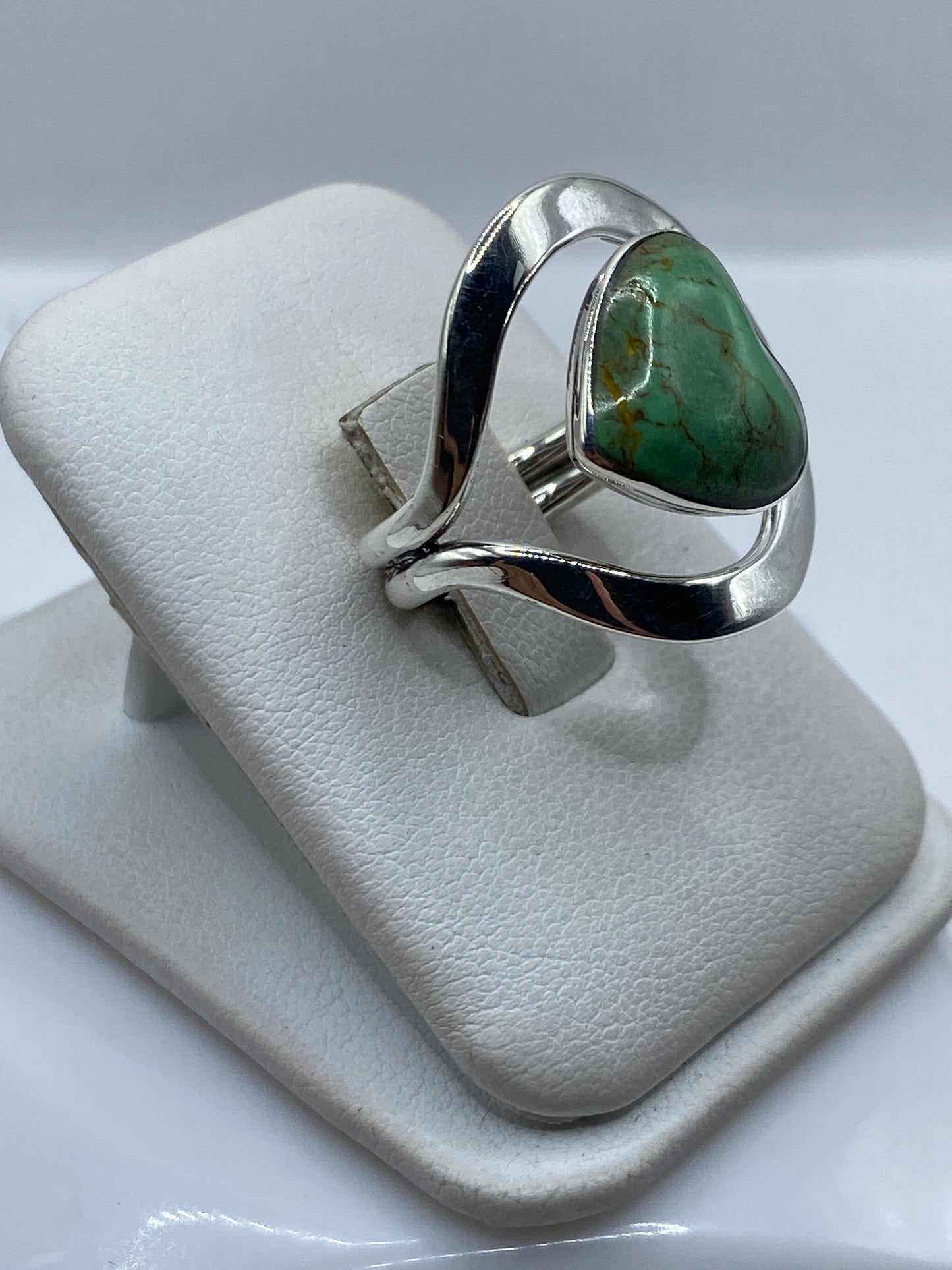 Vista lateral del anillo moderno en plata .925 de Taxco con turquesa