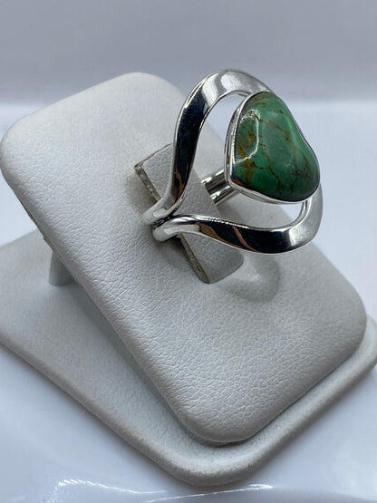 Vista lateral del anillo moderno en plata .925 de Taxco con turquesa