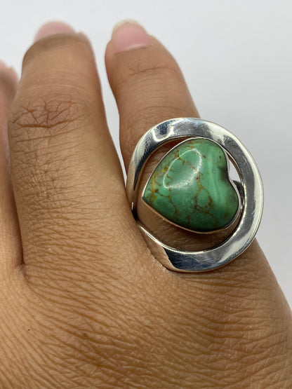 Anillo solitario sobre fondo gris mostrando el peso de 9.3 gramos y sello .925