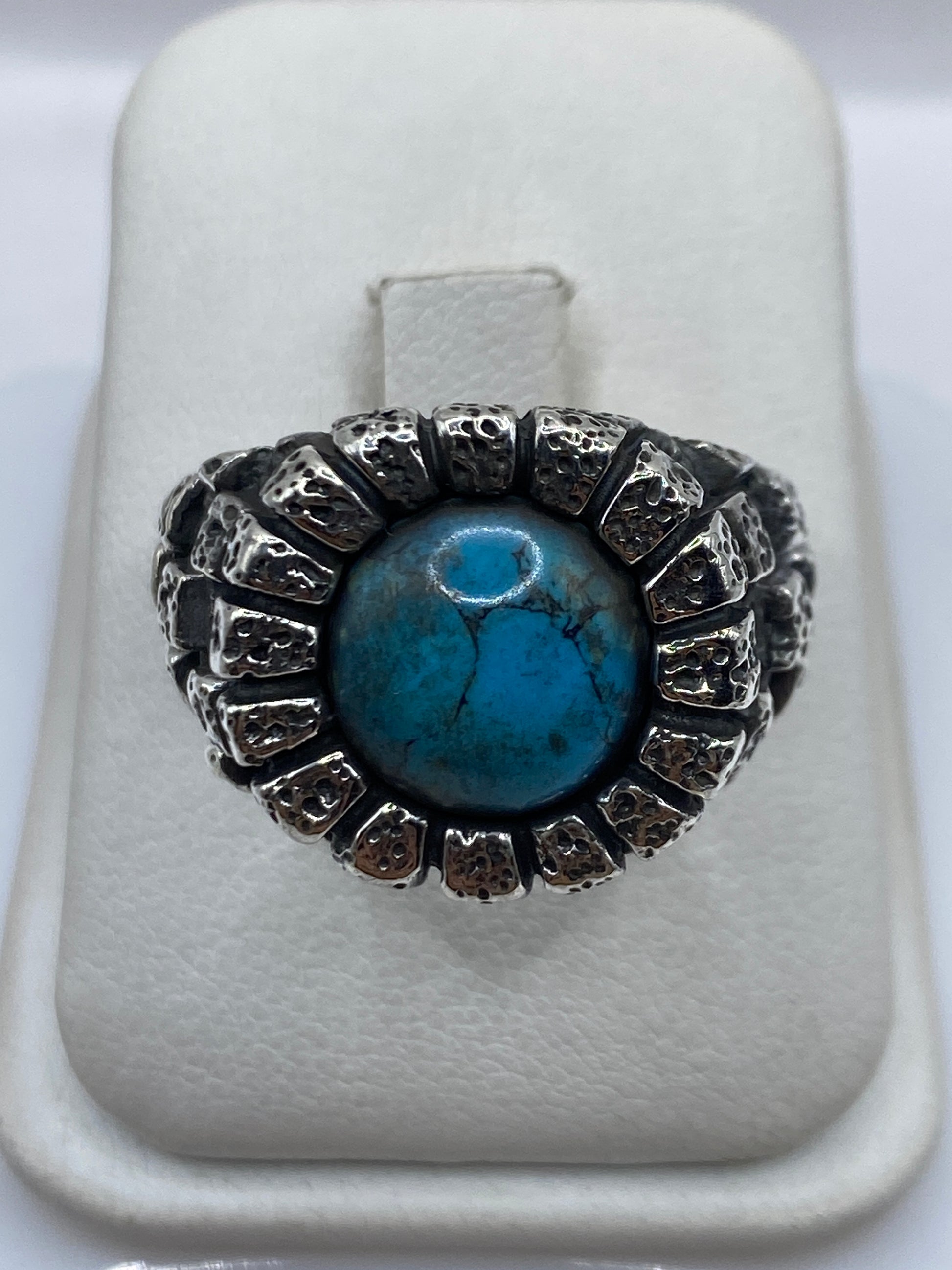 Anillo de plata .950 con turquesa azul cielo engastada, visto de frente en blanco