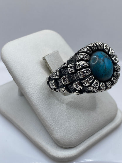 Lateral del anillo escultural mostrando el marco texturizado en plata Taxco