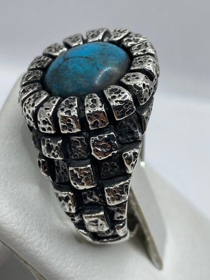 Anillo puesto en dedo de hombre mostrando proporciones y presencia