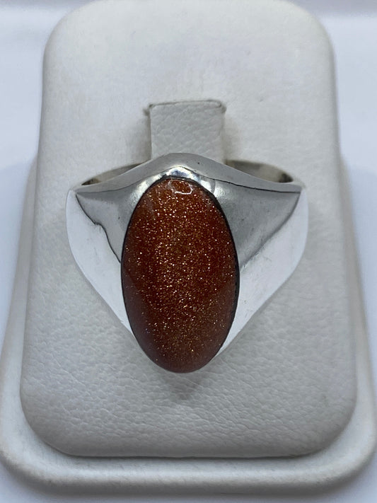 Anillo de plata con ámbar café solitario, vista frontal sobre fondo blanco