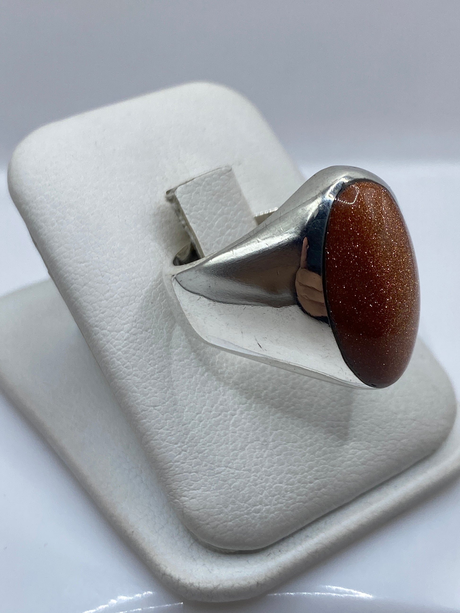 Anillo arquitectónico en plata .925 mostrando el engaste de piedra natural