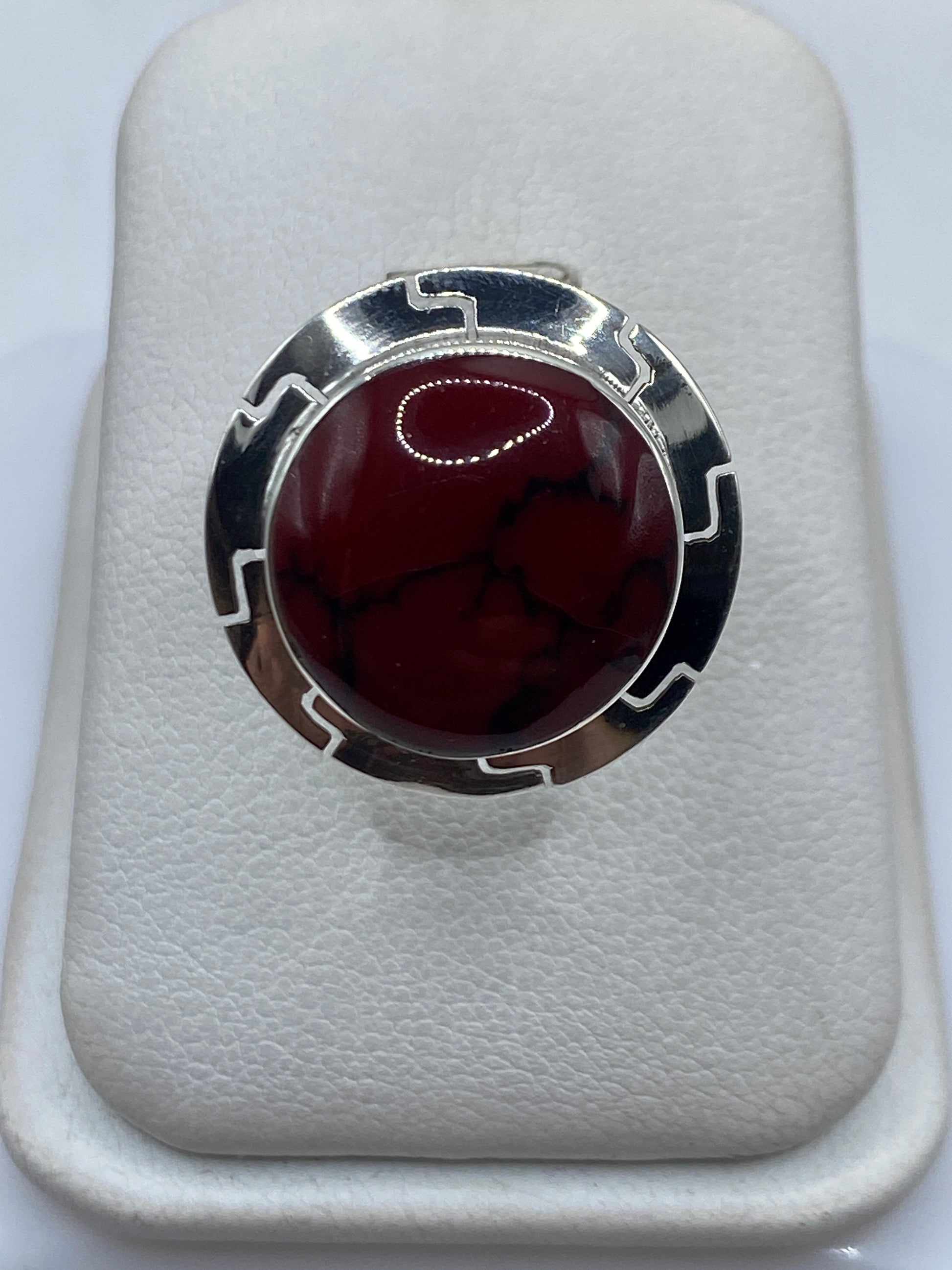 Anillo de plata con coral rojo natural en caja de presentación blanca