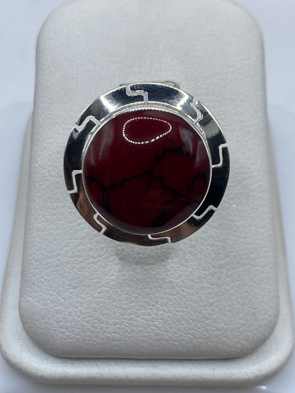 Anillo de plata con coral rojo natural en caja de presentación blanca
