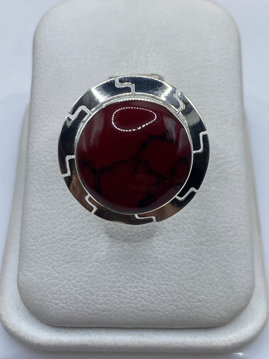 Anillo de plata con coral rojo natural en caja de presentación blanca