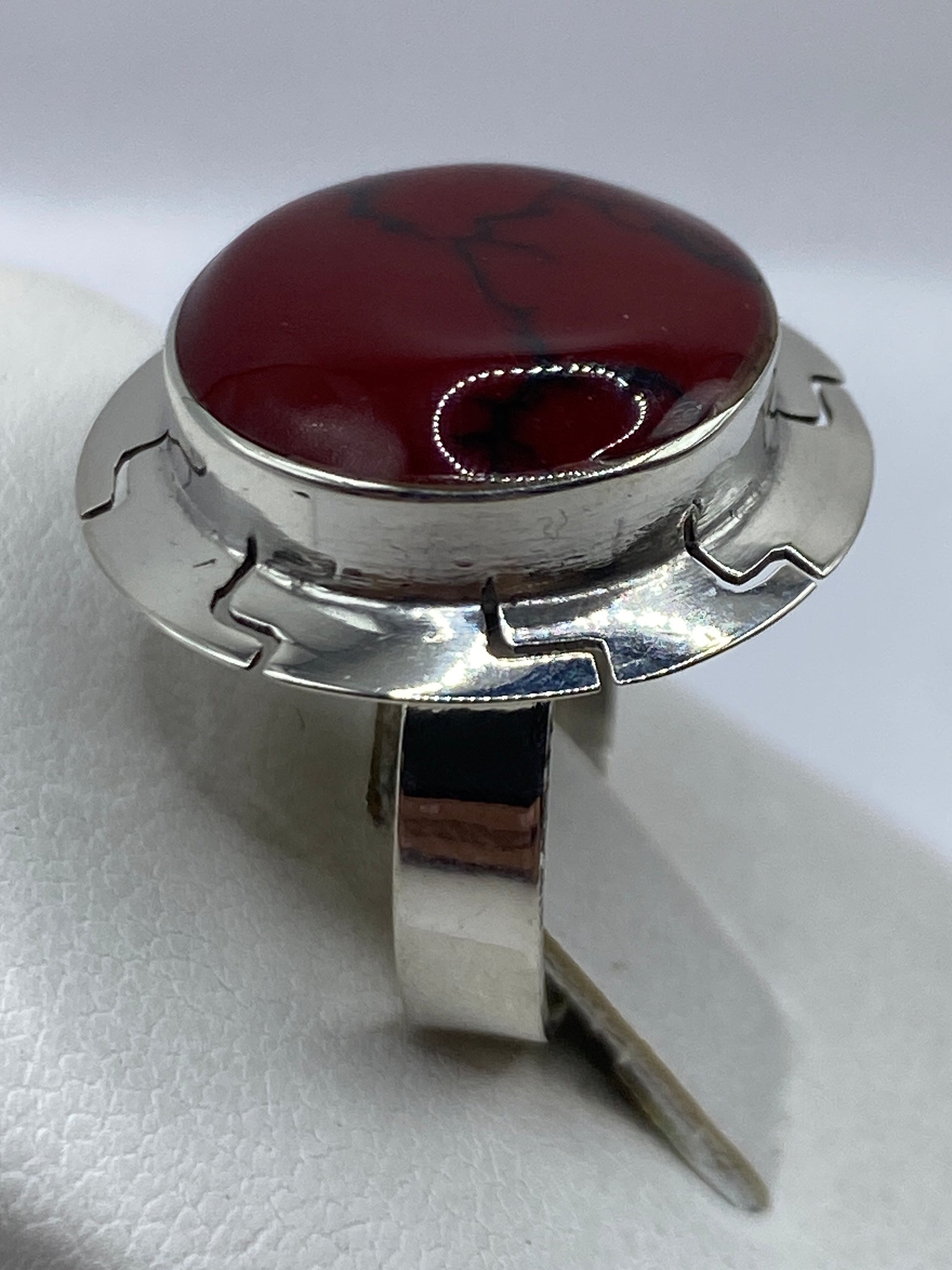 Detalle del engaste geométrico en plata del coral rojo, vista superior