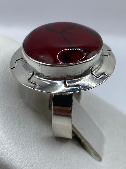 Detalle del engaste geométrico en plata del coral rojo, vista superior