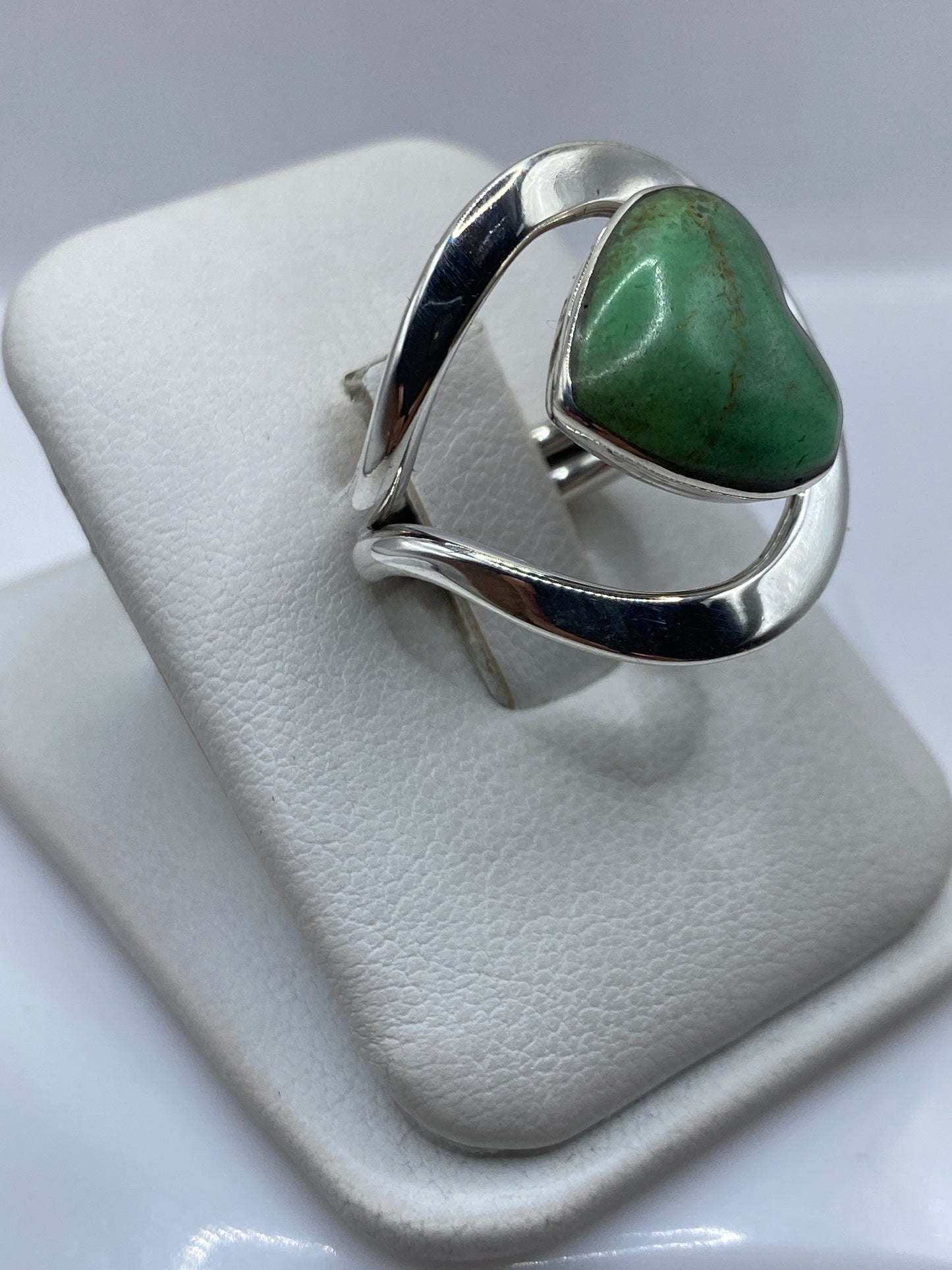 Lateral del anillo solitario de malaquita mostrando el engaste en plata .925