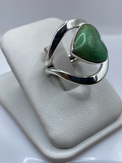 Lateral del anillo solitario de malaquita mostrando el engaste en plata .925