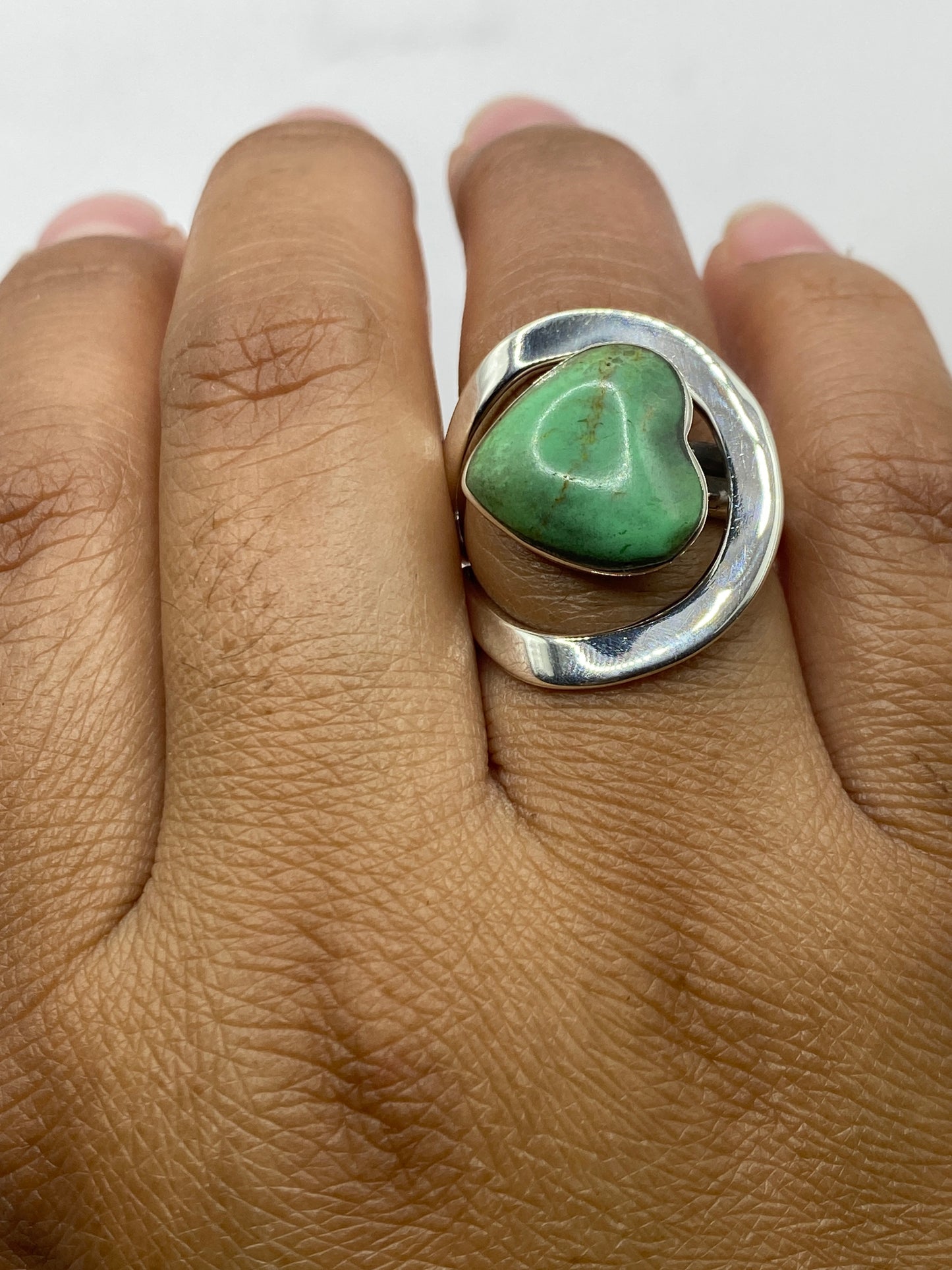 Anillo con malaquita sobre fondo blanco mostrando el sello 925 de autenticidad