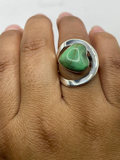 Anillo con malaquita sobre fondo blanco mostrando el sello 925 de autenticidad