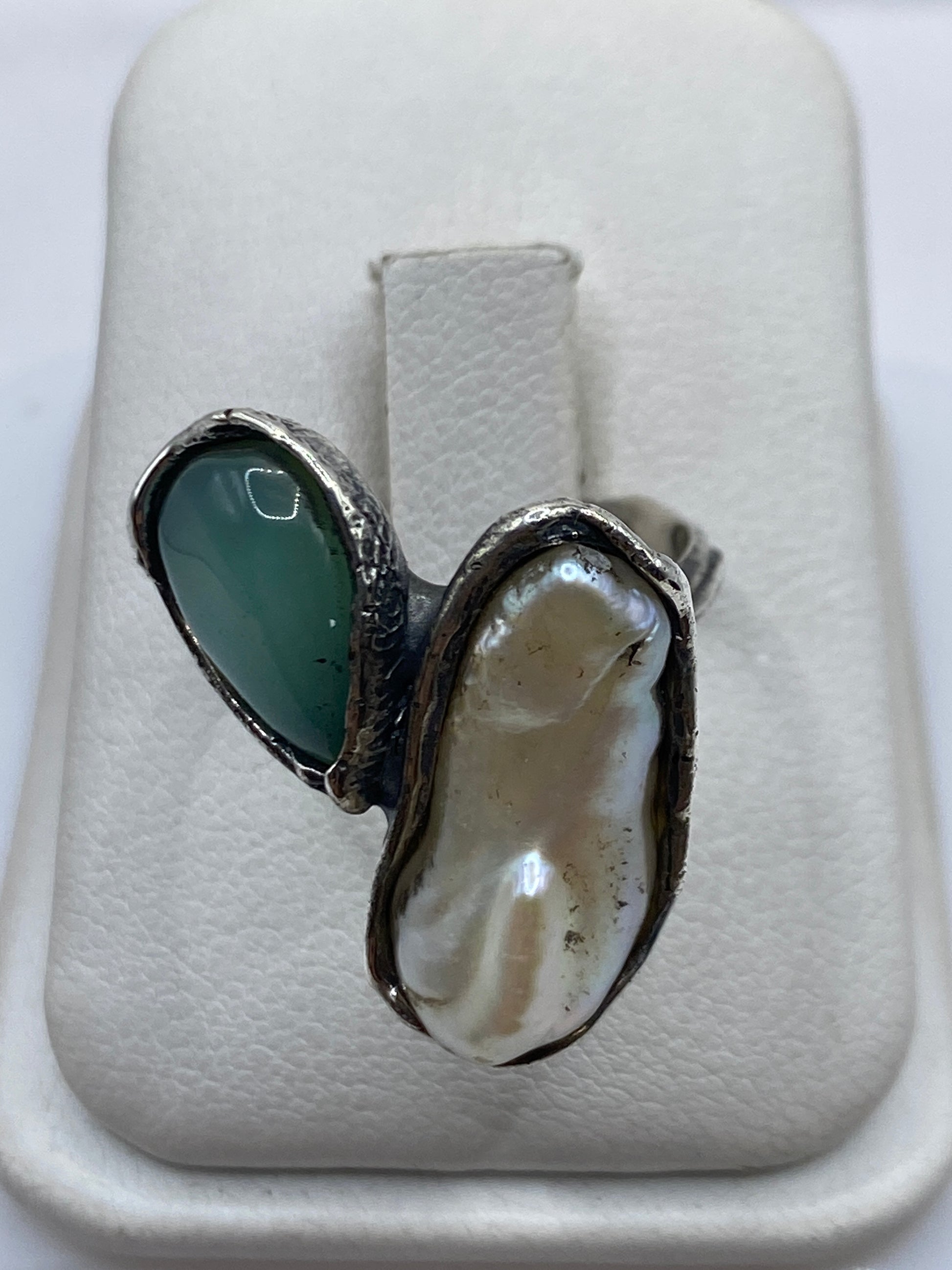 Anillo ajustable de plata con turquesa azul cielo en marco arquitectónico prehispánico