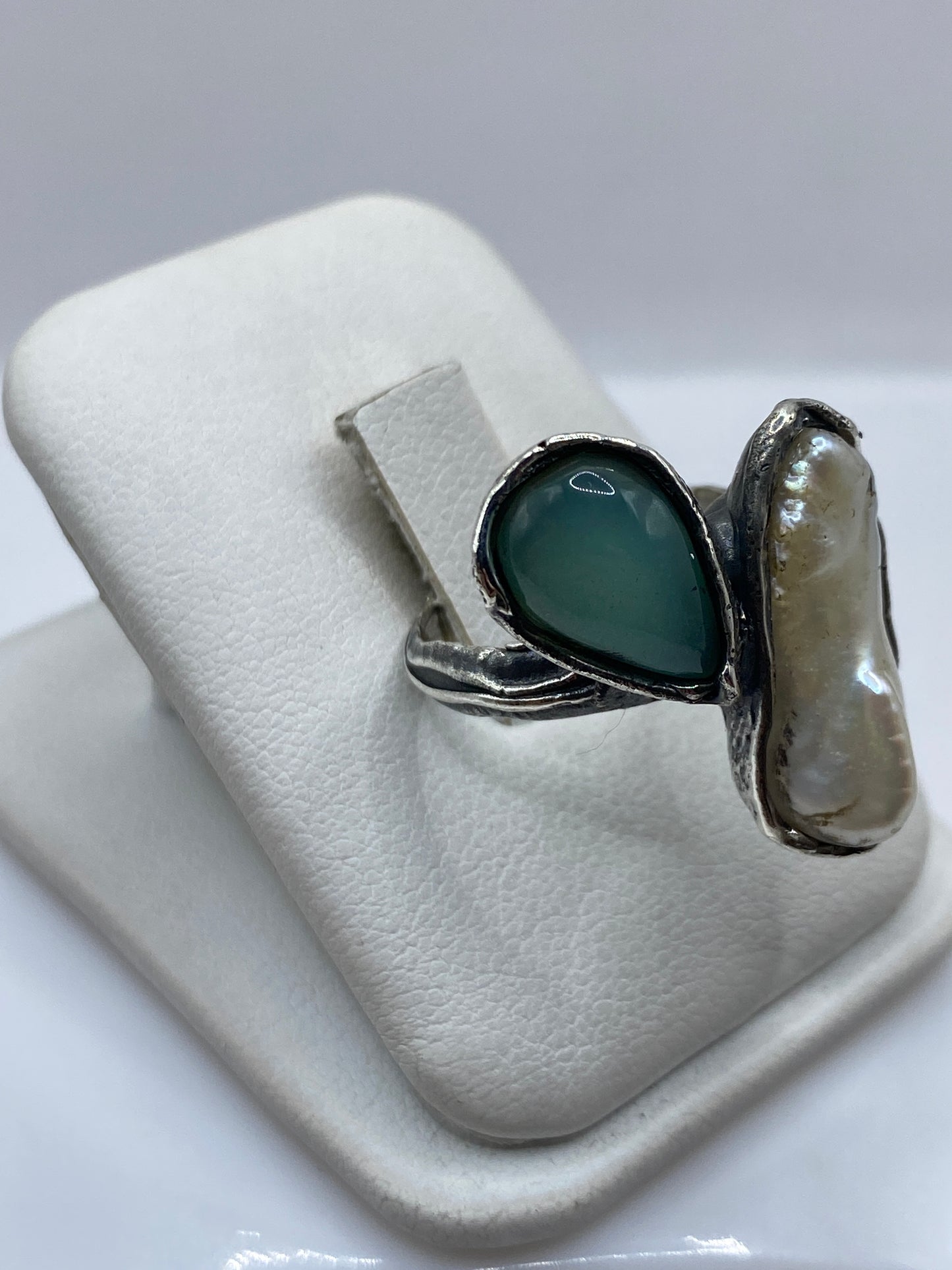 Detalle lateral del anillo mostrando el marco de líneas rectas y la turquesa natural engastada