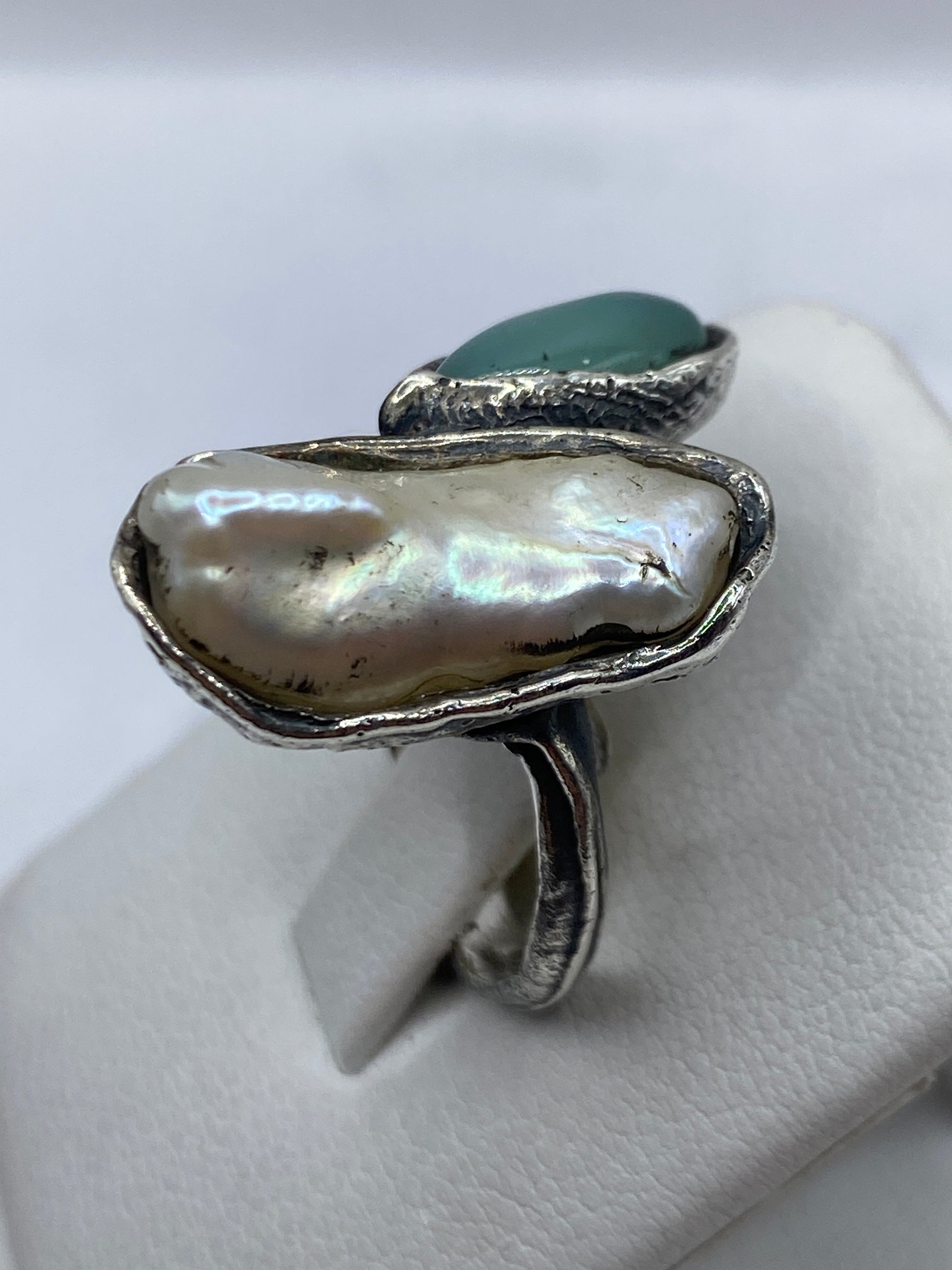 Anillo de turquesa ajustable en la mano, demostrando el ajuste y presencia del diseño