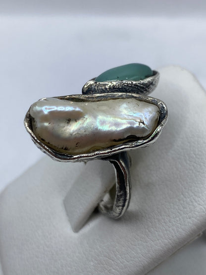 Anillo de turquesa ajustable en la mano, demostrando el ajuste y presencia del diseño