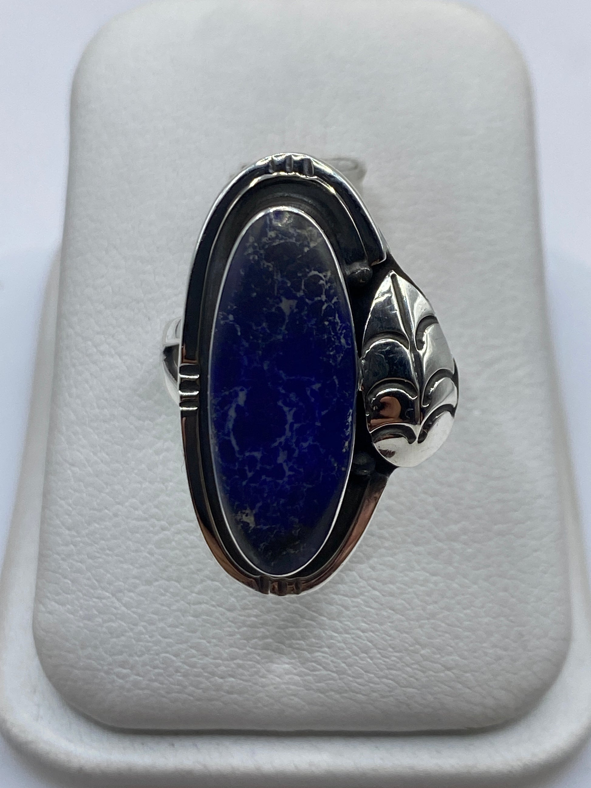 Anillo de plata .925 con lapislázuli azul natural y vetas de pirita, presentado en estuche blanco