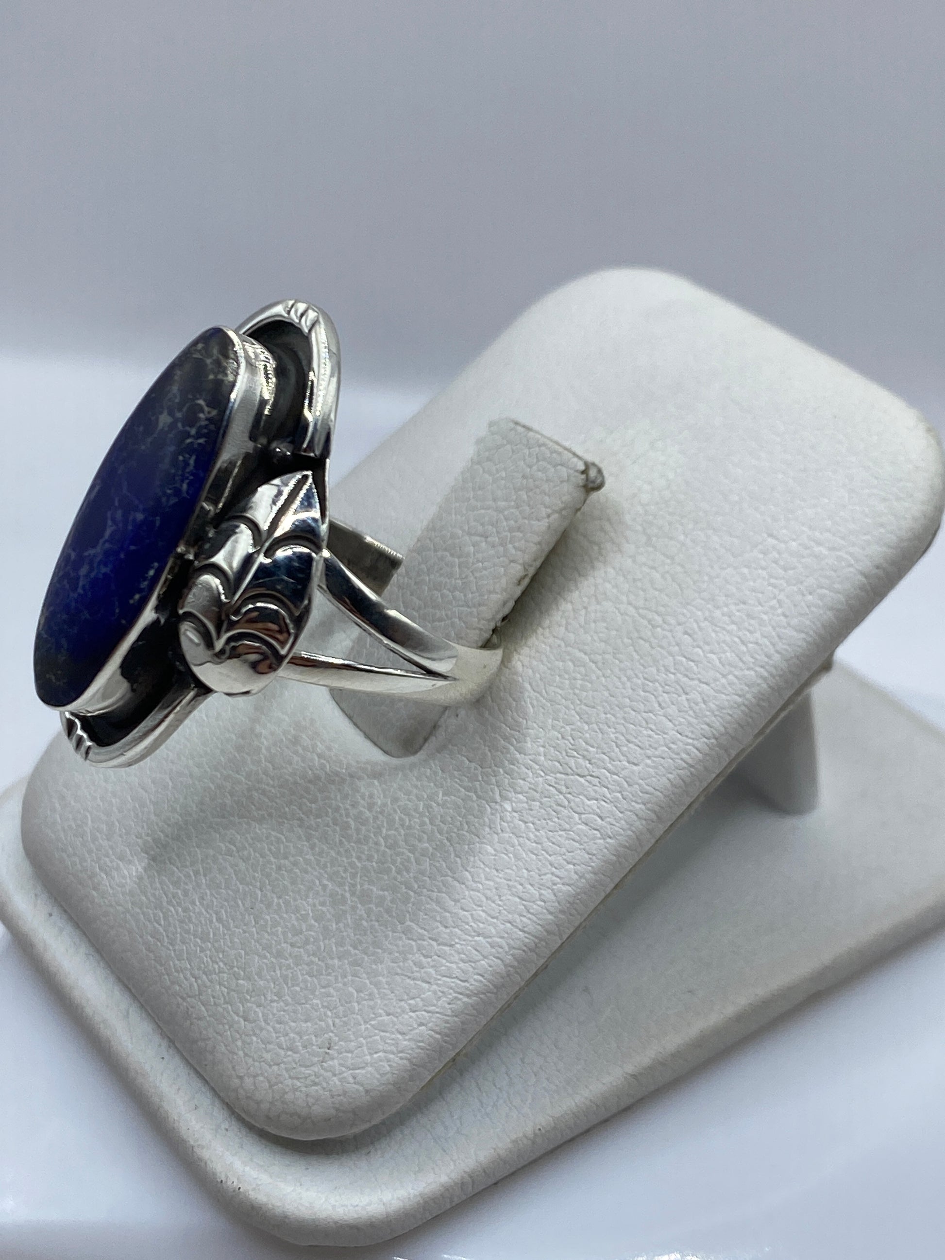 Detalle lateral del anillo mostrando la ornamentación tallada a mano en plata