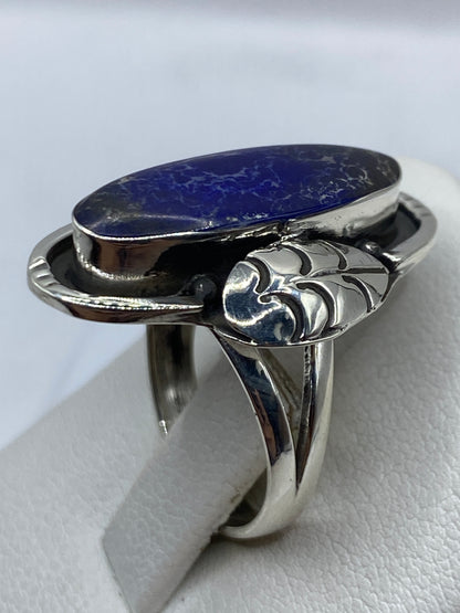 Lapislázuli azul intenso con características vetas doradas de pirita en el anillo