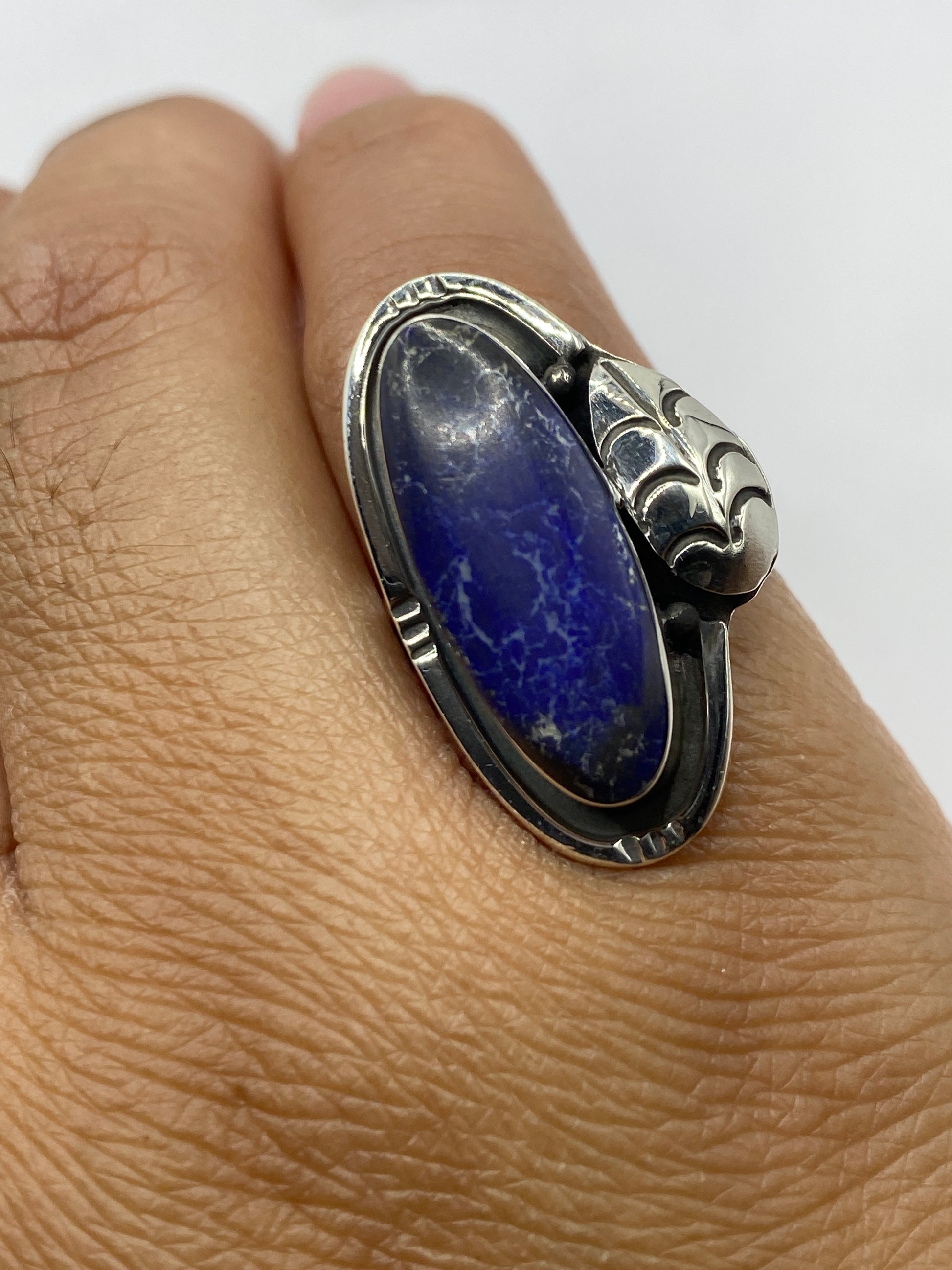 Anillo en dedo mostrando el color profundo del lapislázuli natural y el sello .925