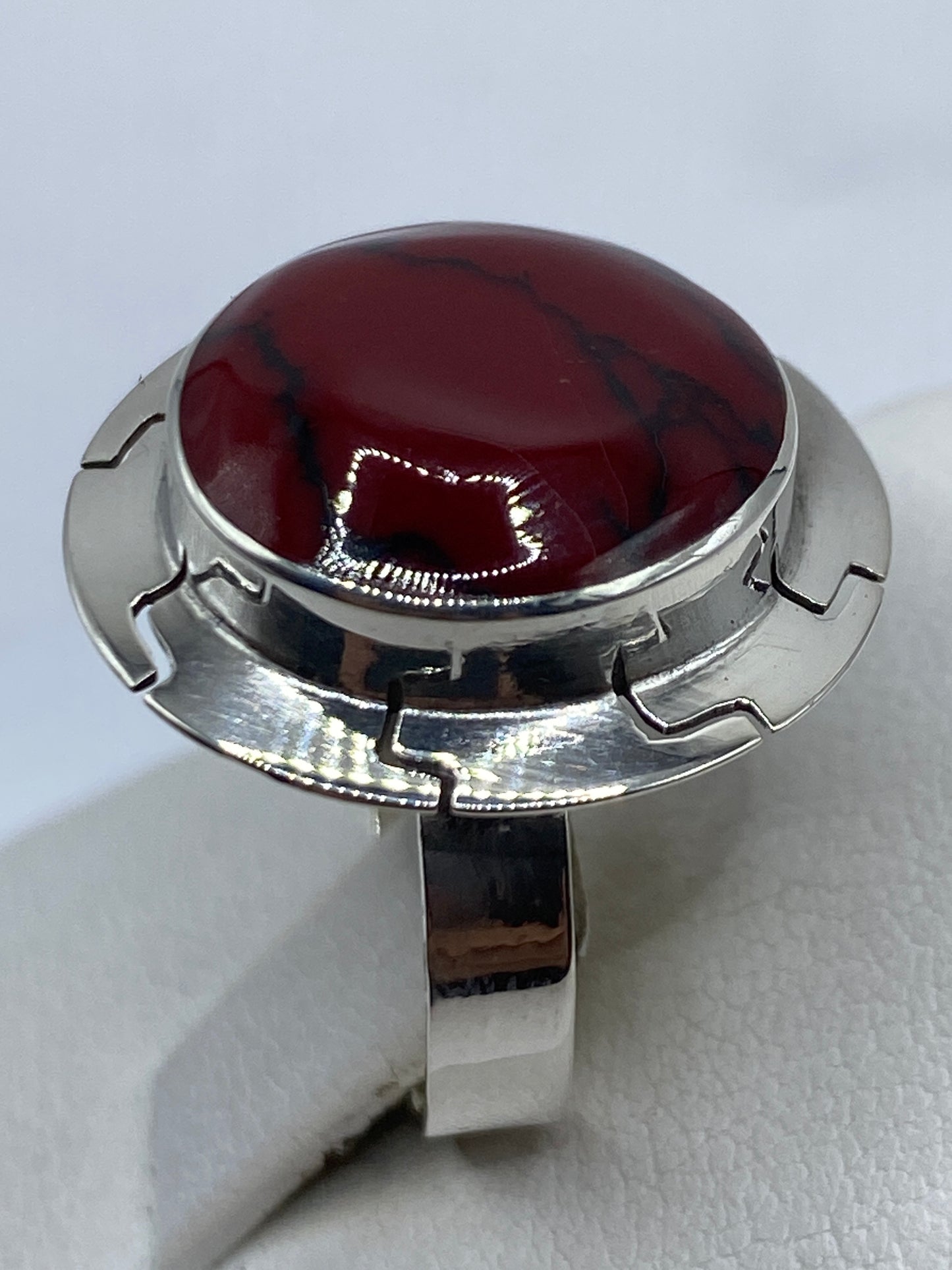 Detalle del engaste a mano del coral rojo en plata de Taxco