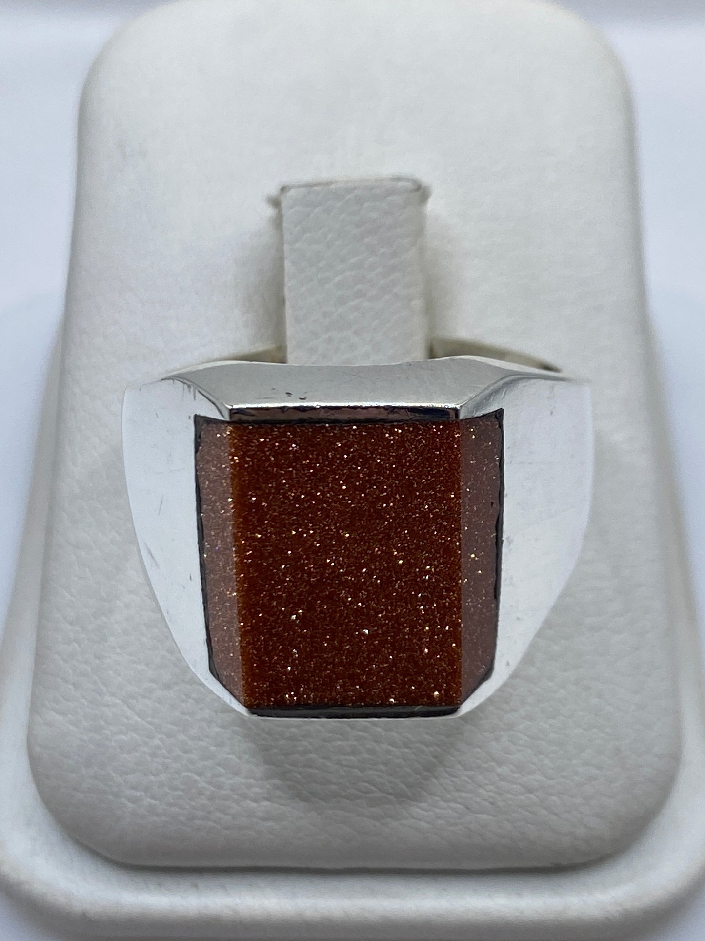 Anillo signet de plata .925 con piedra café rectangular en estuche blanco