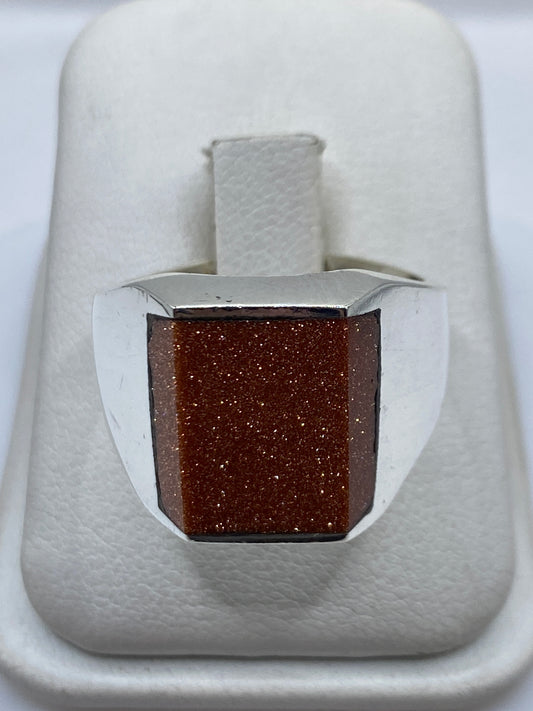 Anillo signet de plata .925 con piedra café rectangular en estuche blanco