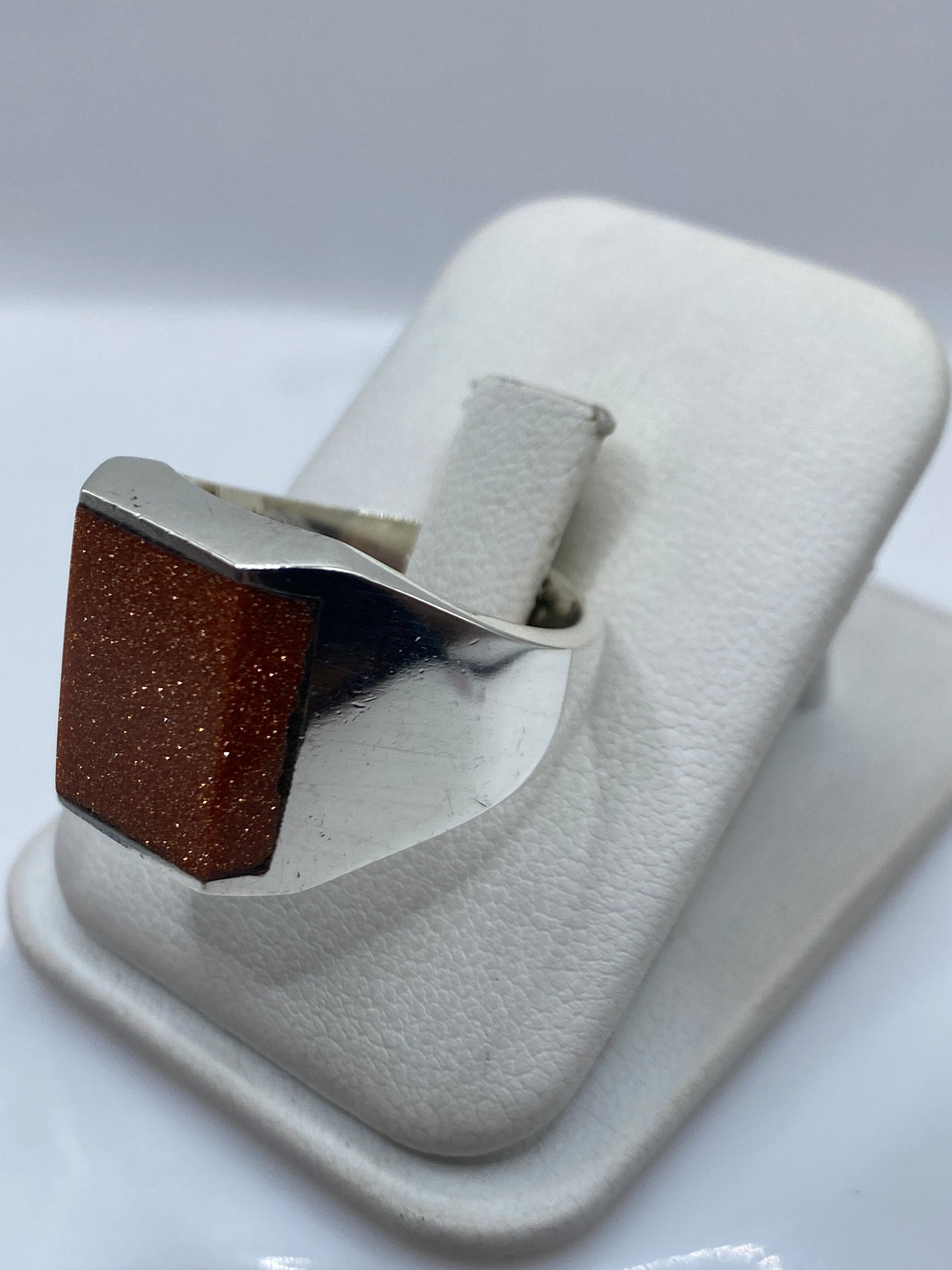 Vista lateral del anillo unisex mostrando el ancho robusto de la banda