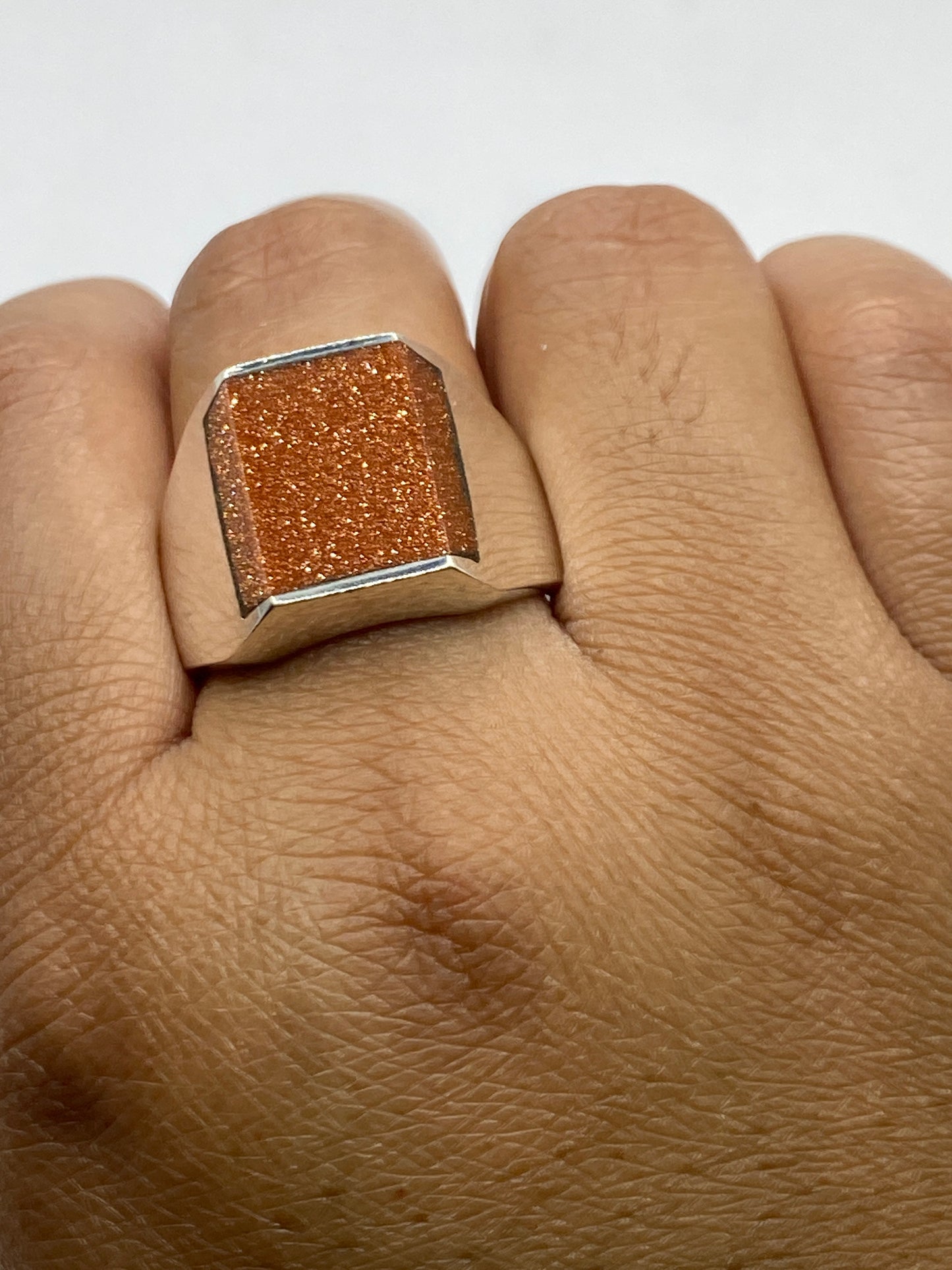 Anillo en la mano mostrando el sello 925 MEXICO en la banda interior