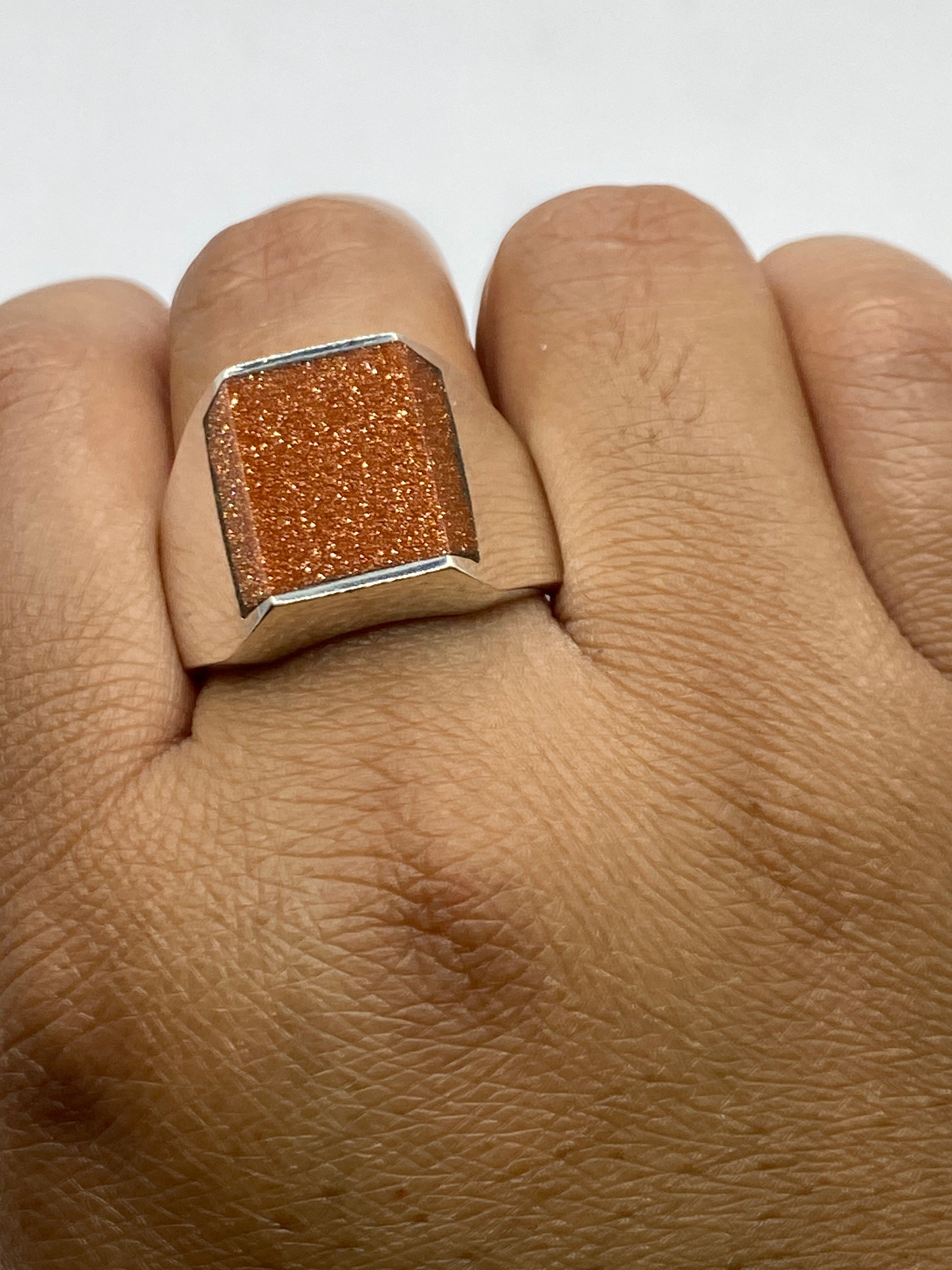 Anillo en la mano mostrando el sello 925 MEXICO en la banda interior