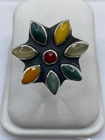 Anillo de plata .950 con malaquita verde en forma de flor étnica, ajustable, visto de frente