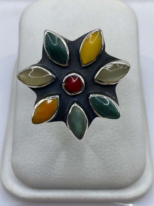 Anillo de plata .950 con malaquita verde en forma de flor étnica, ajustable, visto de frente