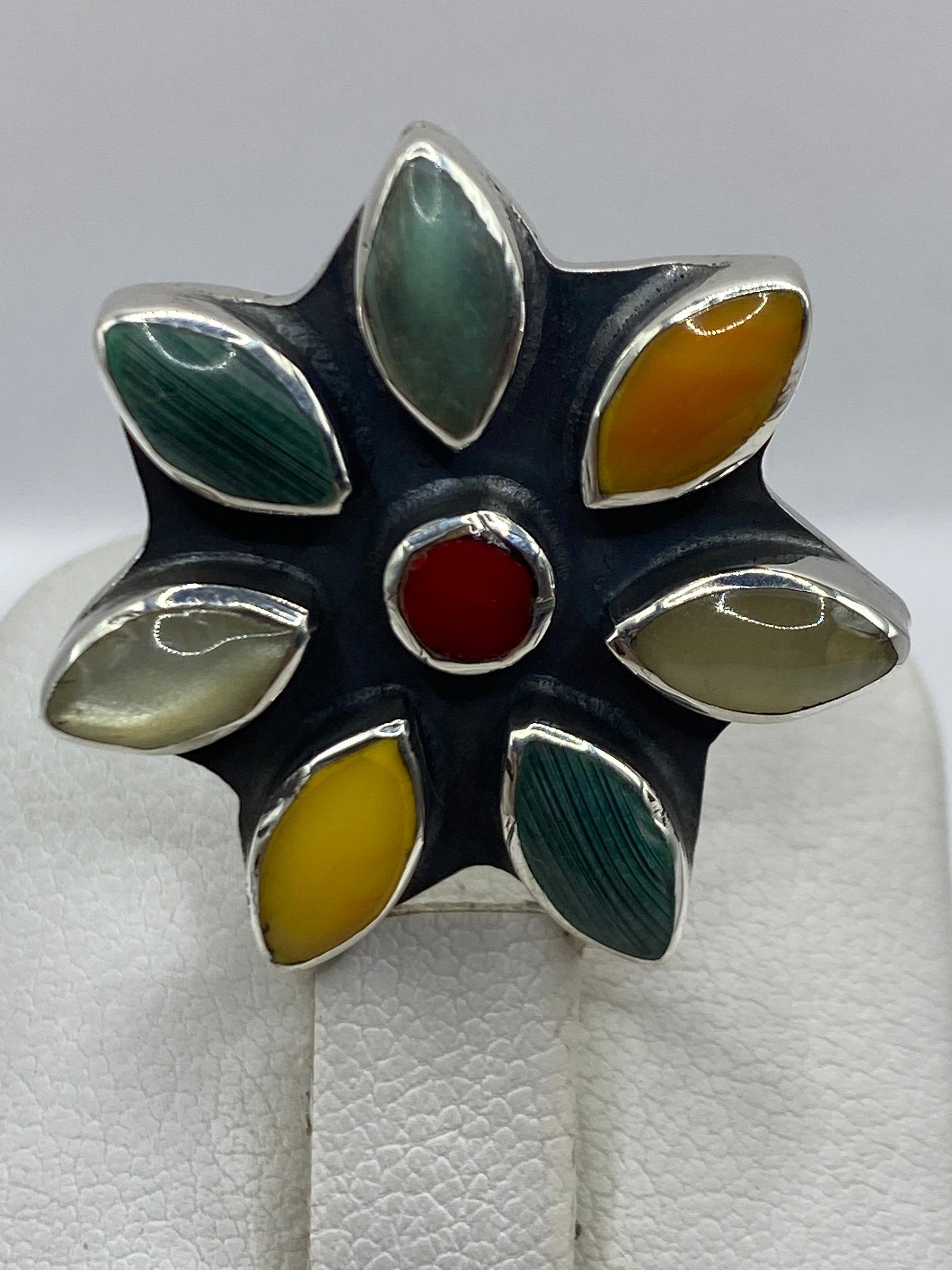 Anillo ajustable de plata pura con malaquita en la mano de una mujer