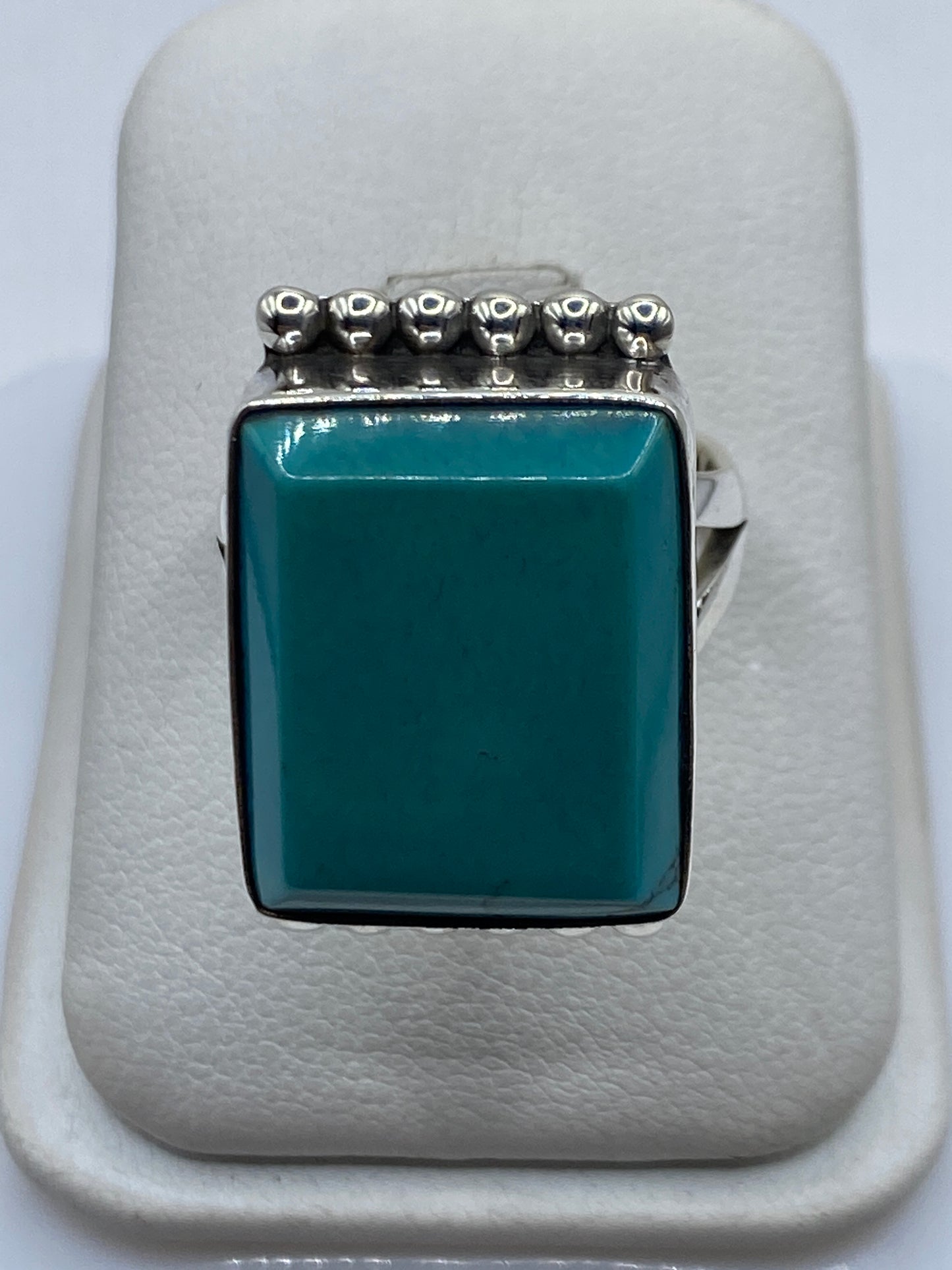 Anillo de plata .925 con turquesa azul cielo y coronilla de esferas artesanales