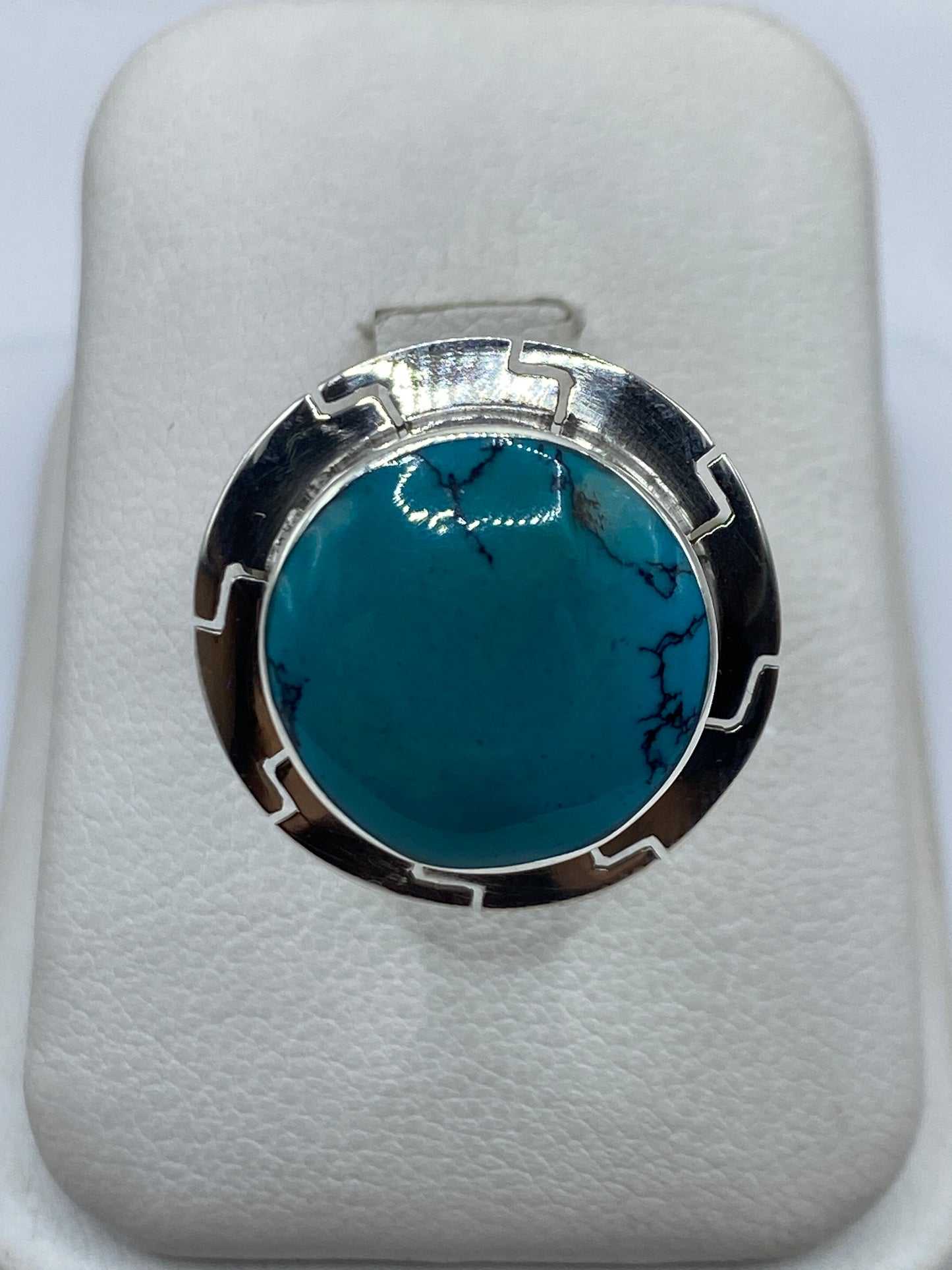 Anillo de turquesa azul cielo en plata .925, ajustable, sobre anillo de presentación blanco