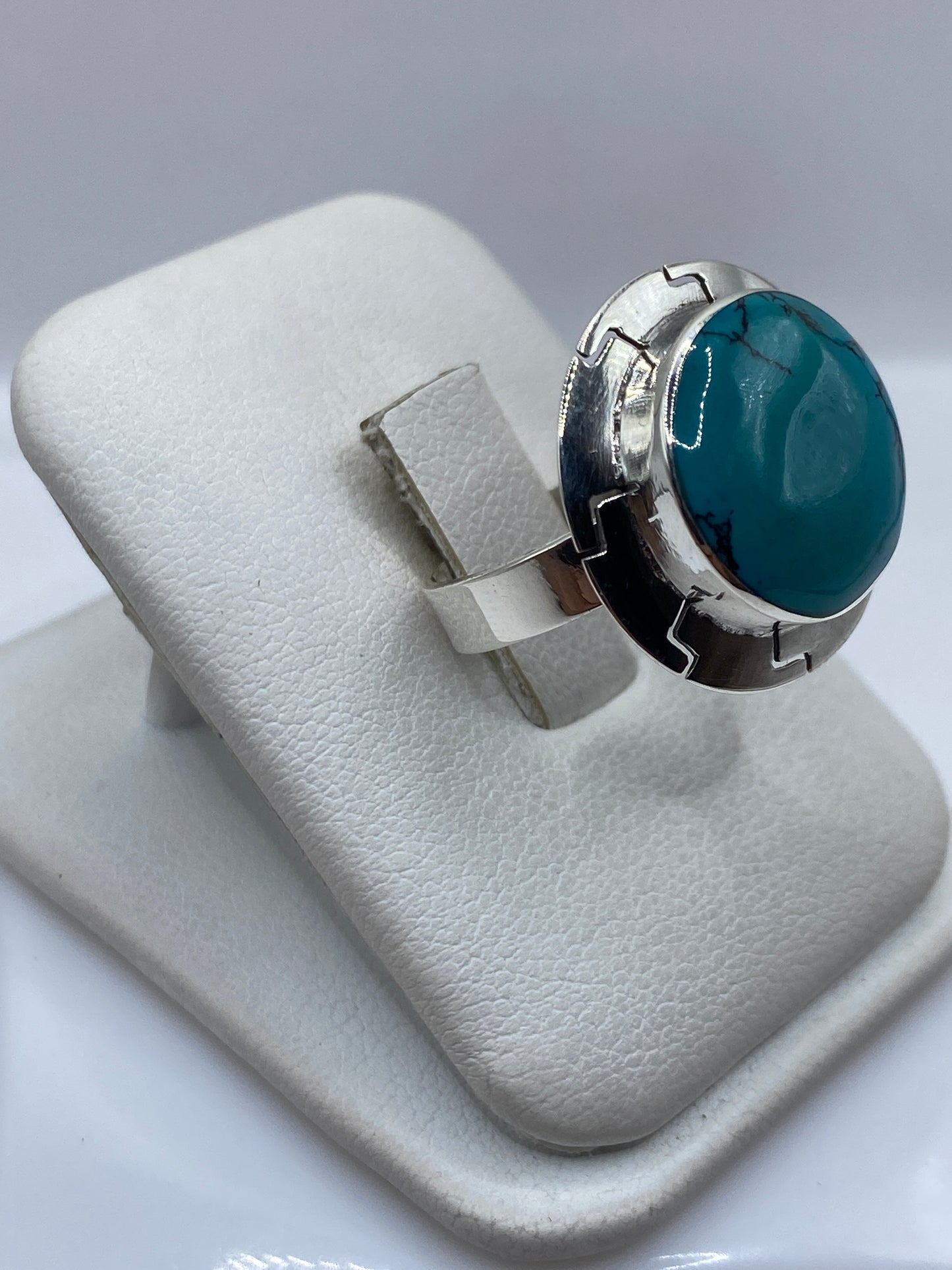 Vista lateral del anillo turquesa con engaste a mano en plata de Taxco