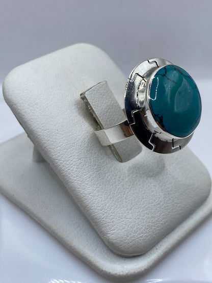 Vista lateral del anillo turquesa con engaste a mano en plata de Taxco