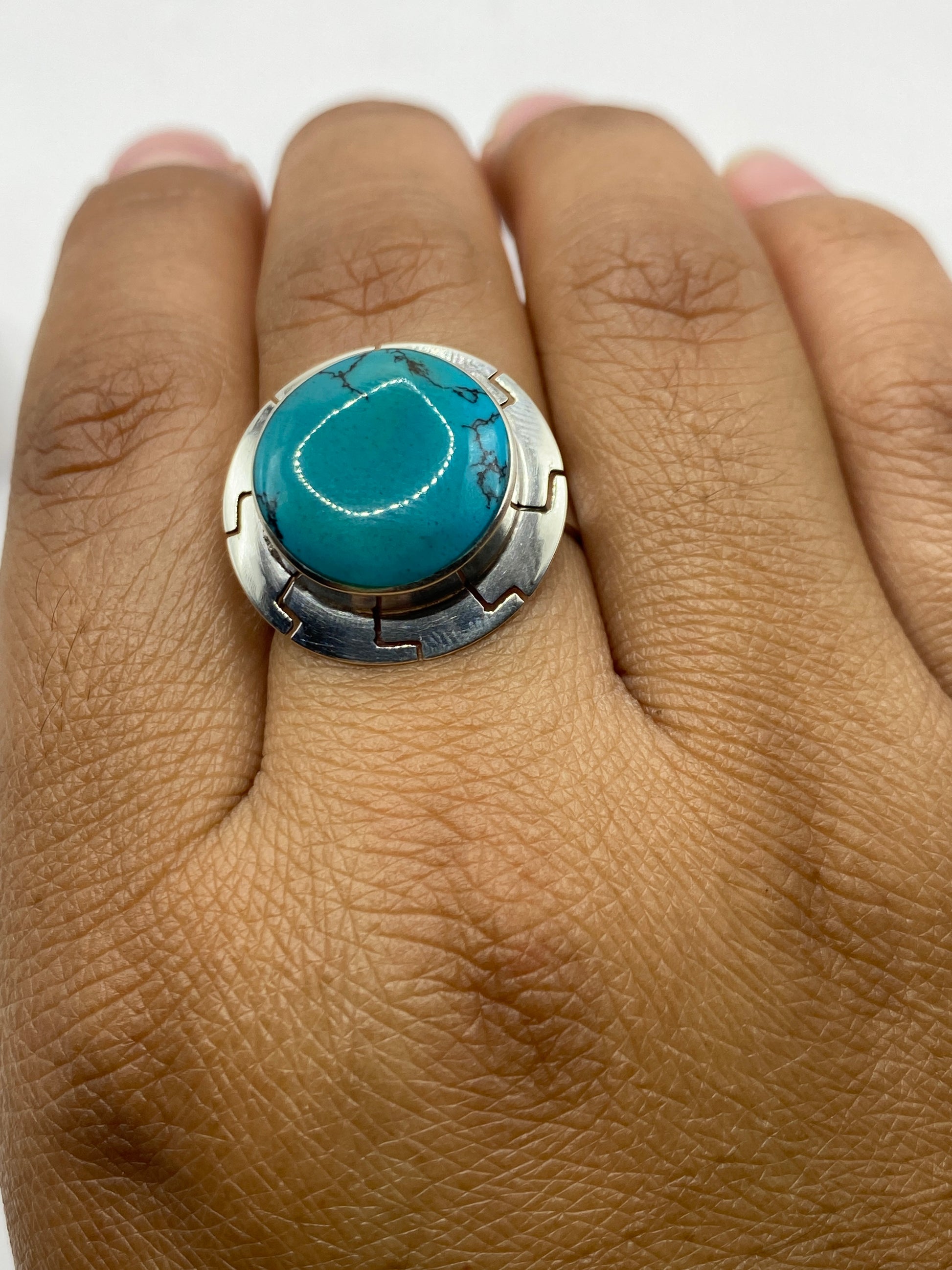 Detalle del anillo turquesa mostrando el sello 925 MEXICO en la banda