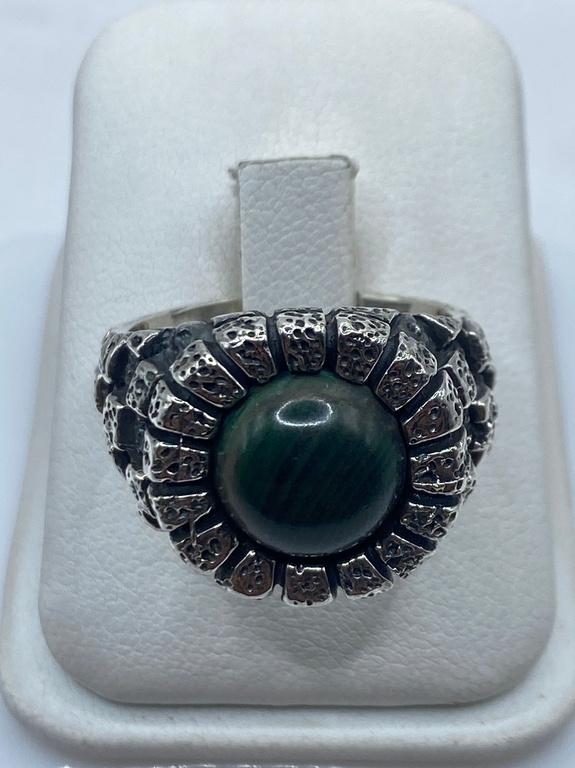 Anillo de plata .925 con malaquita verde en estuche blanco, vista frontal