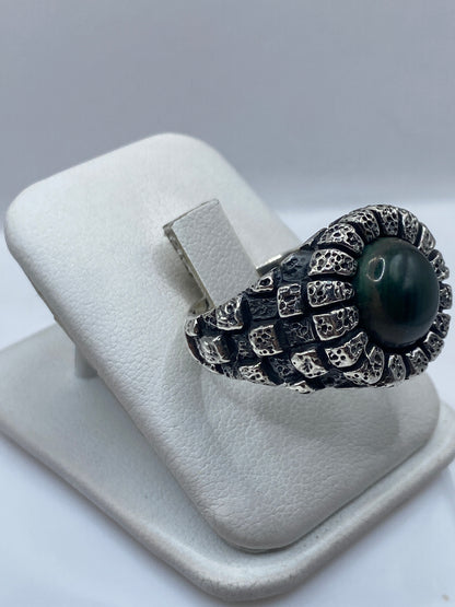 Detalle de la malaquita verde natural con vetas en anillo de plata