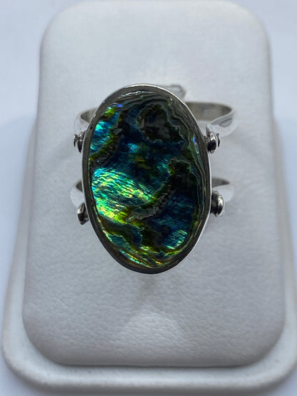Anillo de plata solitario con ónix negro pulido en mano de mujer