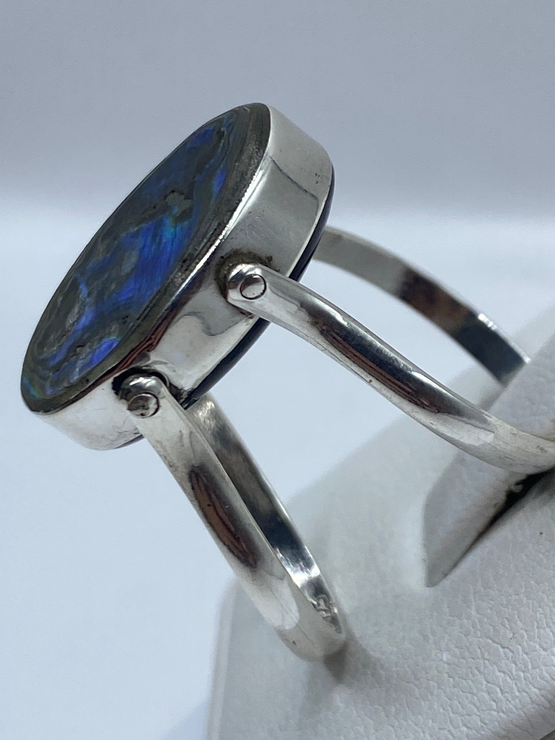 Detalle lateral del anillo solitario mostrando el pulido espejo del ónix