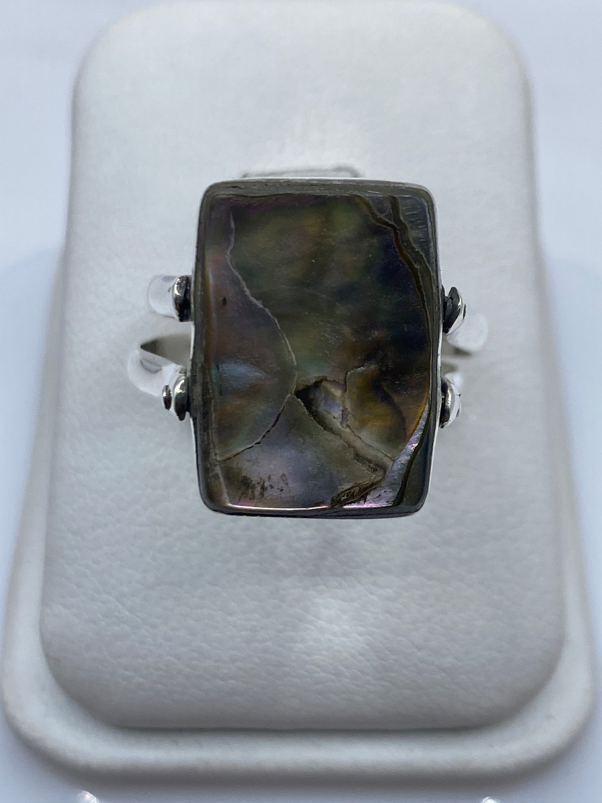 Detalle lateral del anillo mostrando la banda de plata y el engaste del ónix