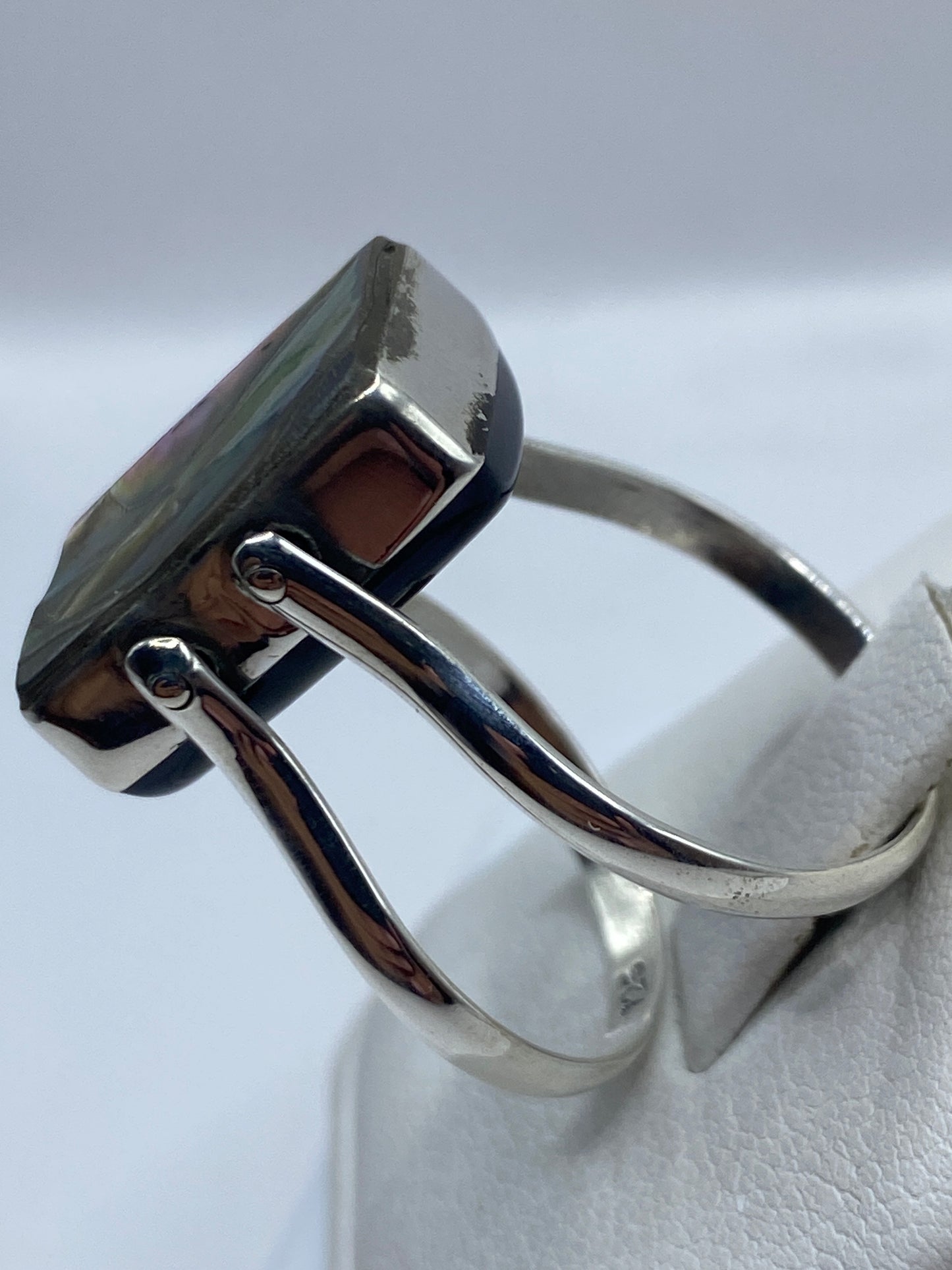 Anillo de ónix negro en mano de mujer adulta, mostrando el color natural de la piedra