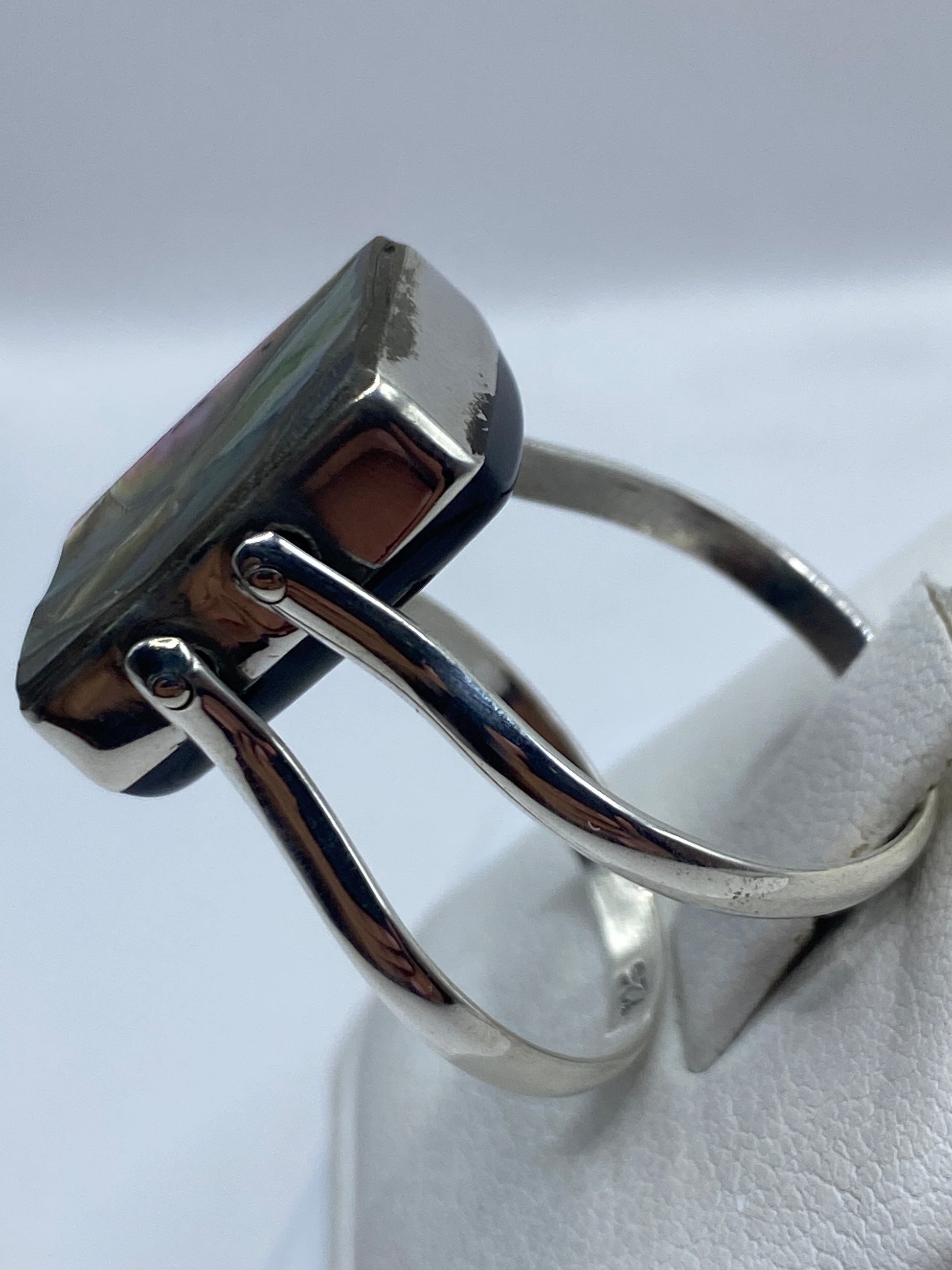 Anillo de ónix negro en mano de mujer adulta, mostrando el color natural de la piedra