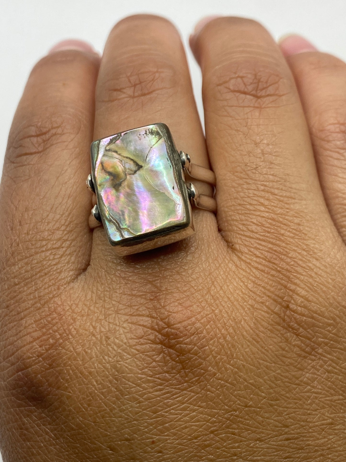 Vista superior del anillo con sello .925 MEXICO en la banda de plata