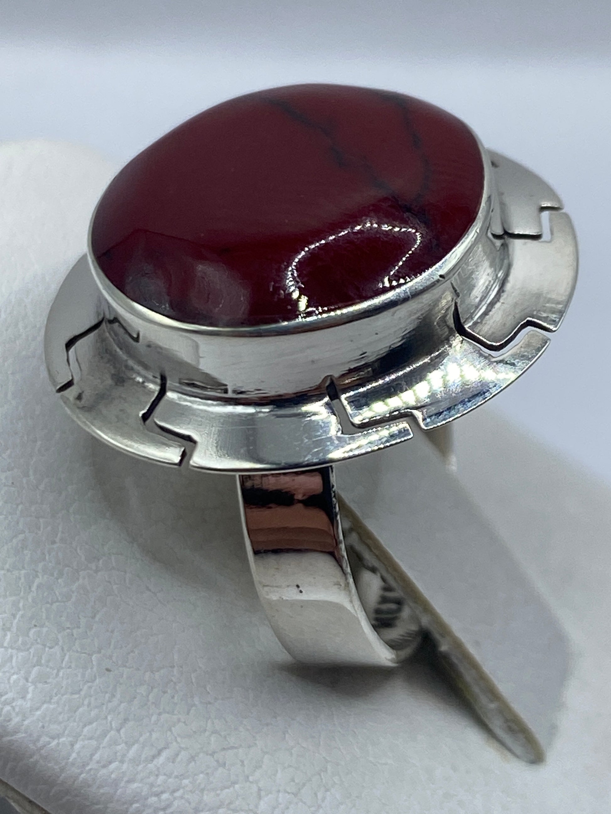 Detalle del coral rojo pulido a mano en anillo de plata .925