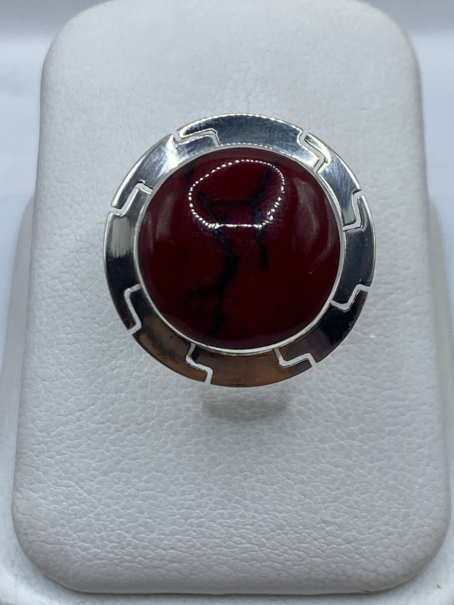Anillo de coral rojo auténtico engastado en plata .925, diseño geométrico prehispánico, visto de frente